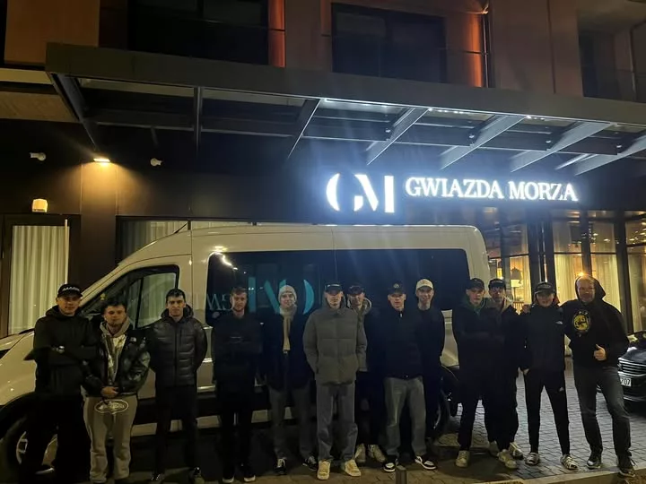 pomoc zawodnikowi żużlowemu z autem zastępczym w Gnieźnie